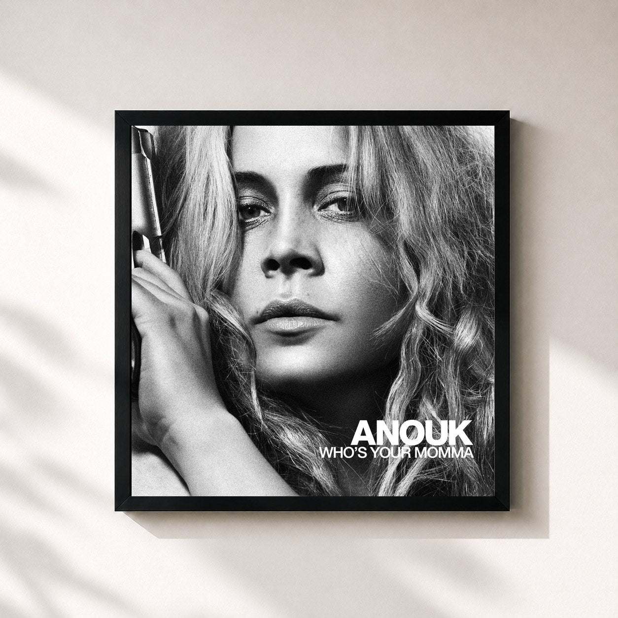#noir Tableau carré de l'album Who's Your Momma de Anouk, cadre noir 32x32 cm