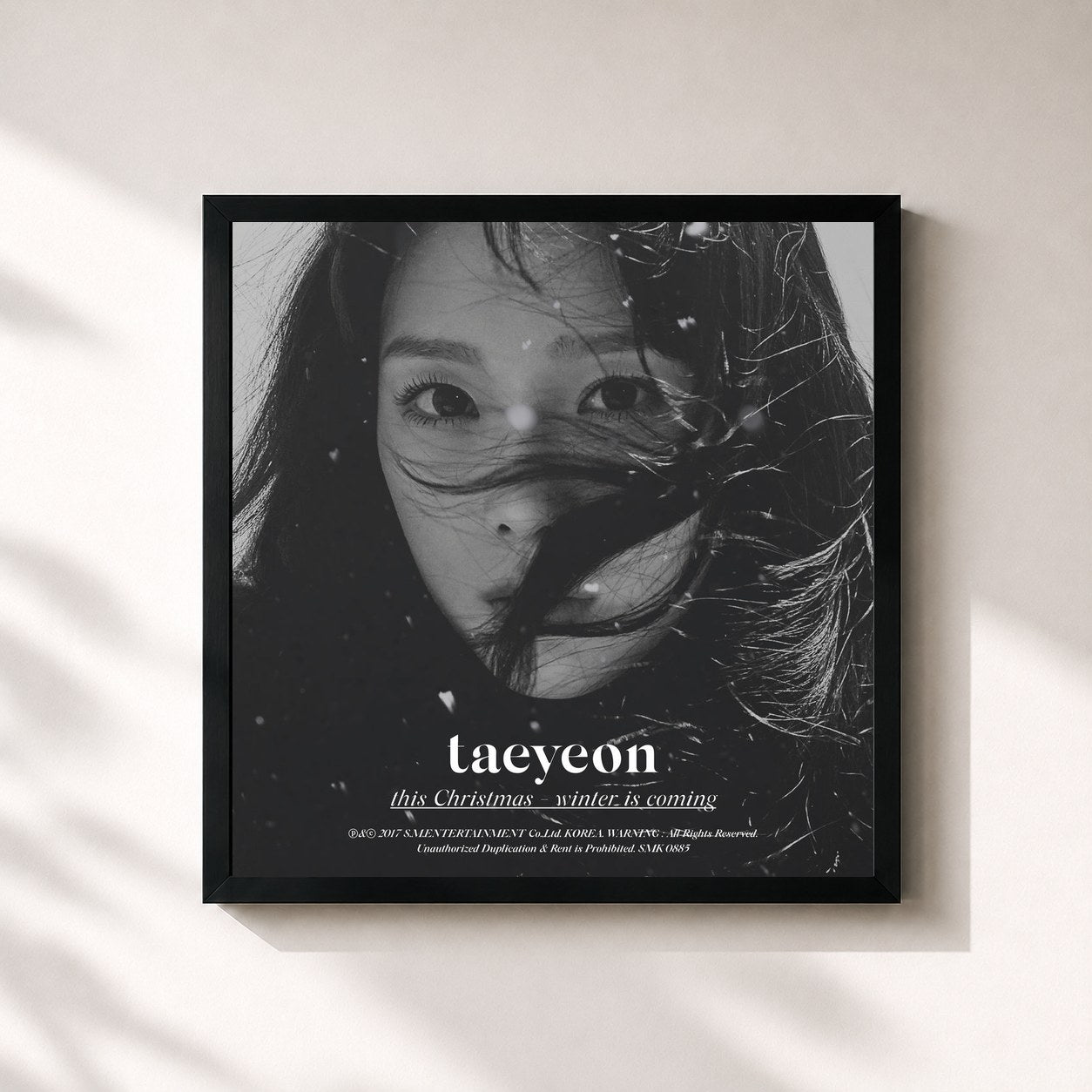 #noir Tableau carré de l'album This Christmas – Winter is Coming de TAEYEON, cadre noir 32x32 cm
