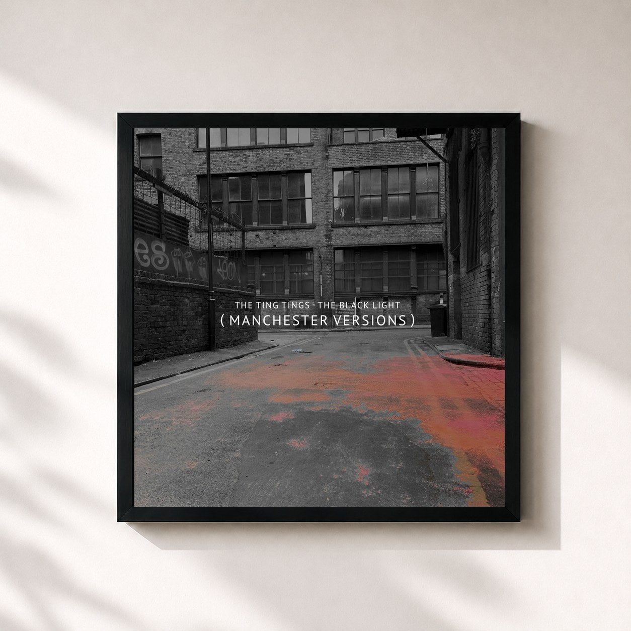 #noir Tableau carré de l'album The Black Light (Manchester Version) de The Ting Tings, cadre noir 32x32 cm