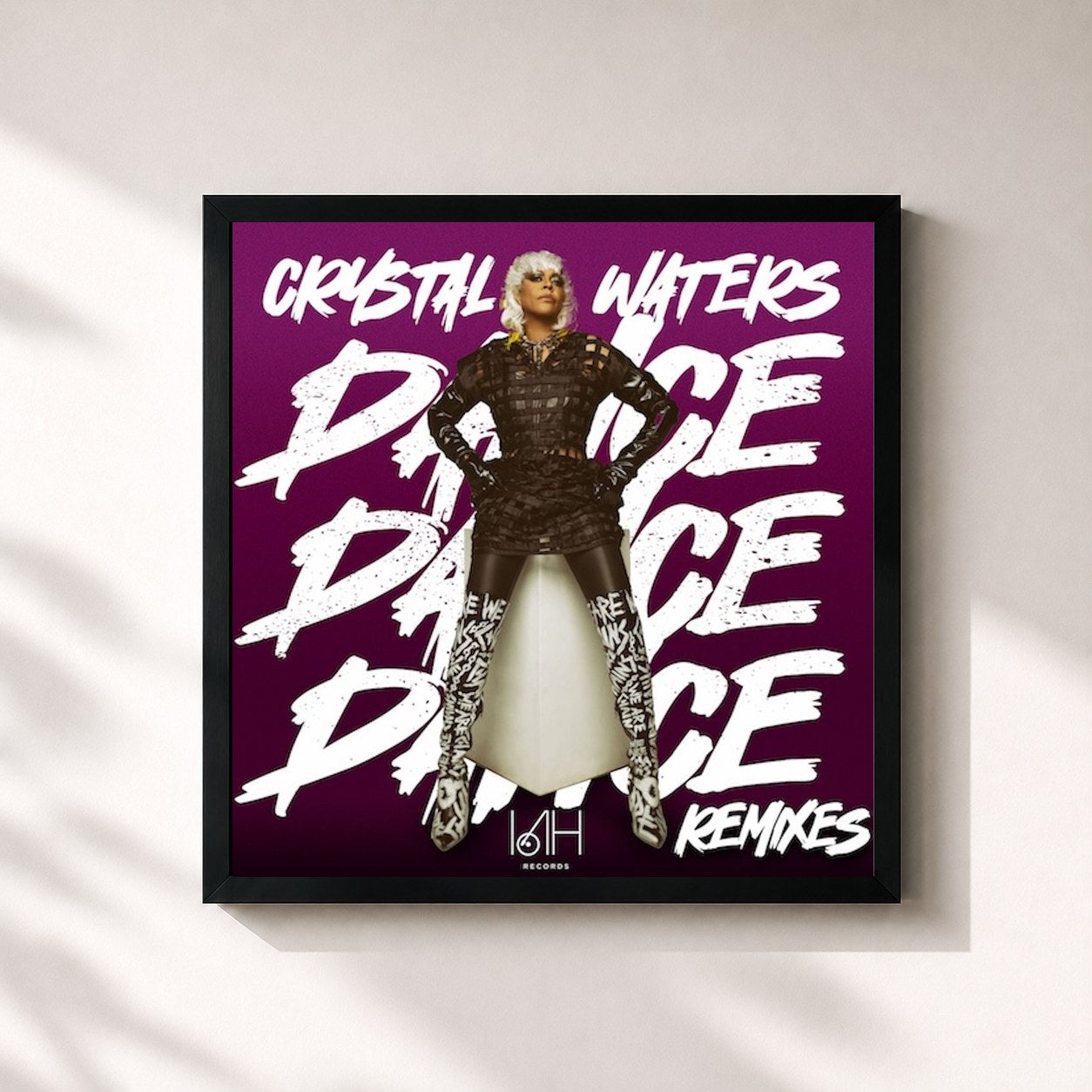#noir Tableau carré de l'album Dance Dance Dance (UK Remixes) de Crystal Waters, cadre noir 32x32 cm