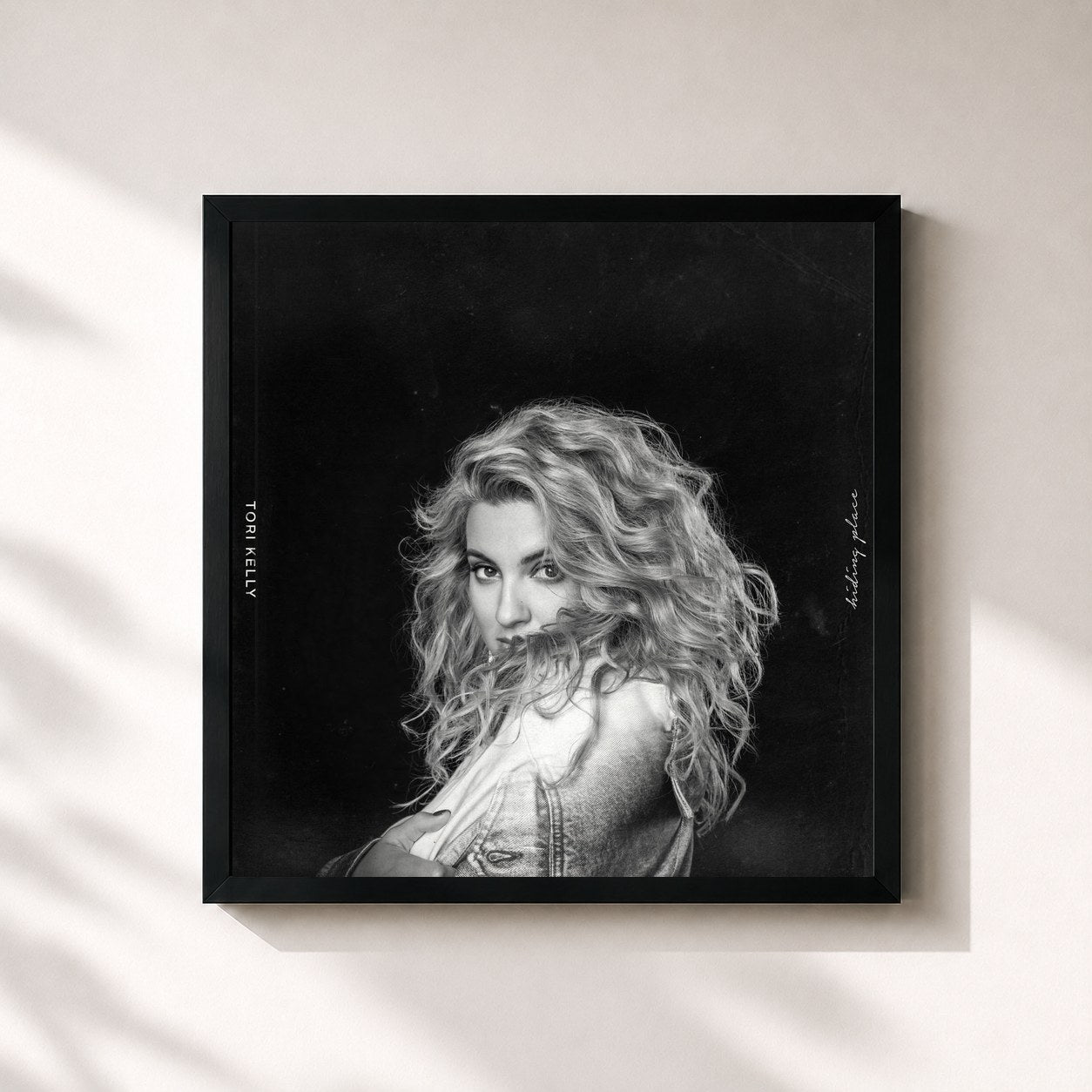 #noir Tableau carré de l'album Hiding Place de Tori Kelly, cadre noir 32x32 cm