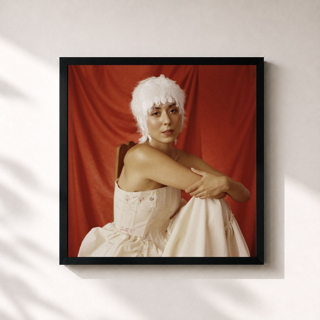 #noir Tableau carré de l'album Oda de Daniela Andrade, cadre noir 32x32 cm