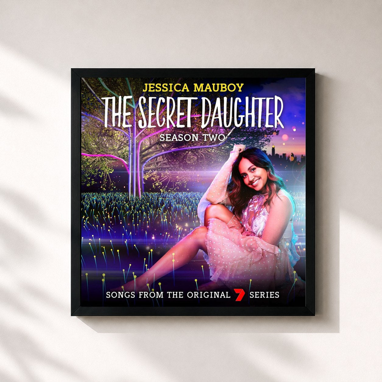 #noir Tableau carré de l'album The Secret Daughter Season Two (Songs from the Original 7 Series) de Jessica Mauboy, cadre noir 32x32 cm