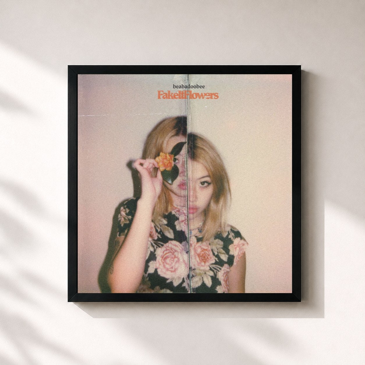 #noir Tableau carré de l'album Fake It Flowers de beabadoobee, cadre noir 32x32 cm