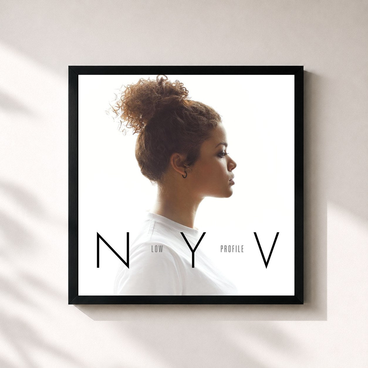 #noir Tableau carré de l'album Low Profile de NYV, cadre noir 32x32 cm