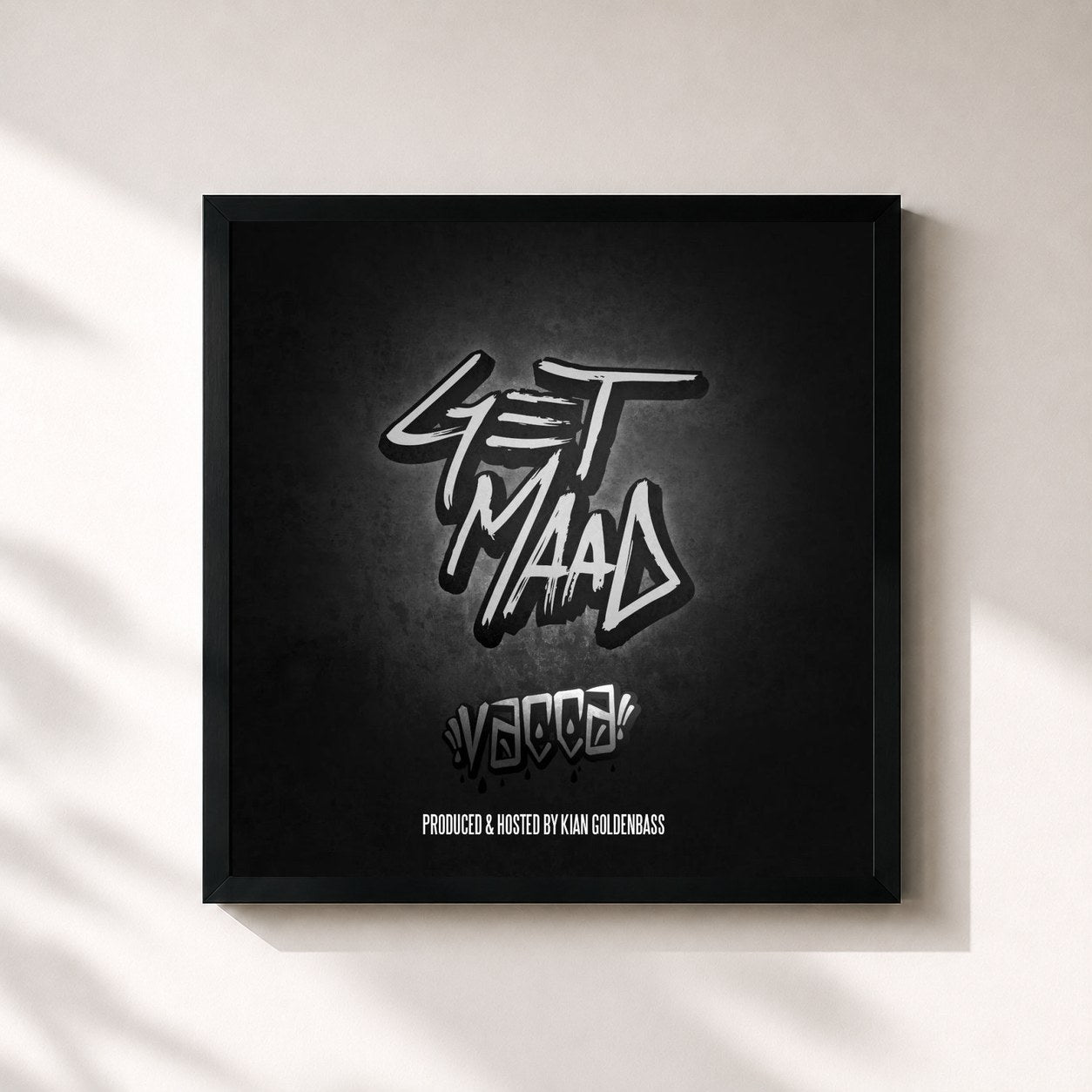 #noir Tableau carré de l'album Get Maad de Vacca, cadre noir 32x32 cm