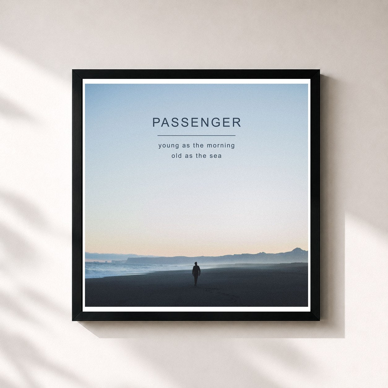 #noir Tableau carré de l'album Young as the Morning Old as the Sea de Passenger, cadre noir 32x32 cm