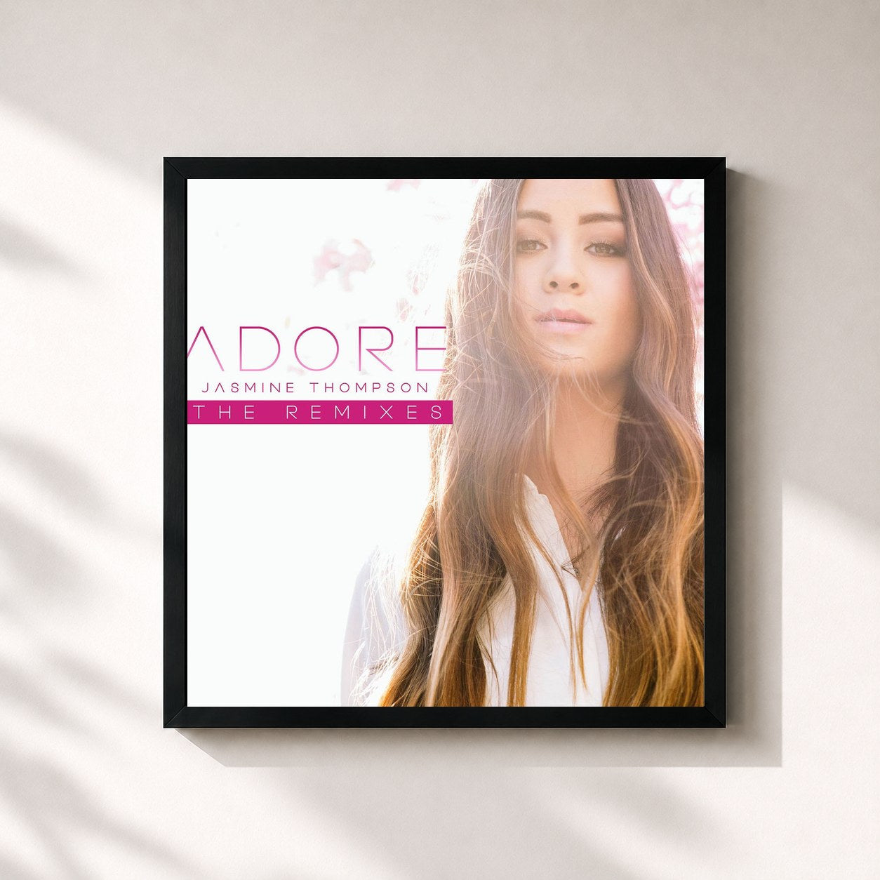 #noir Tableau carré de l'album Adore (The Remixes) de Jasmine Thompson, cadre noir 32x32 cm