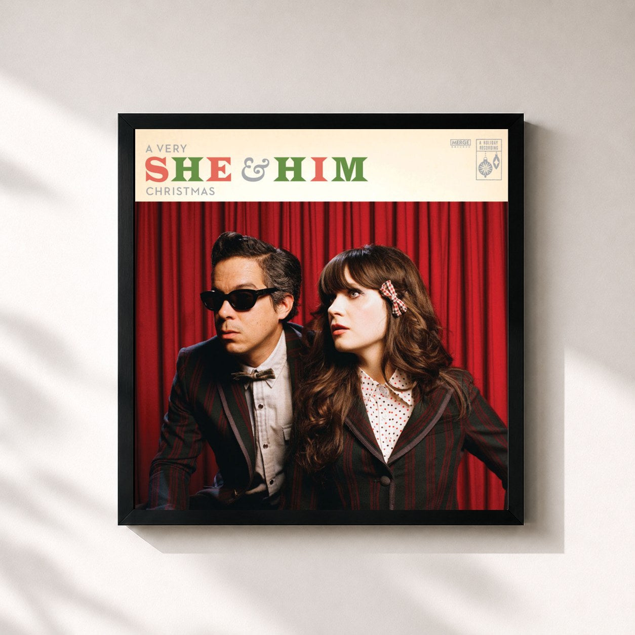#noir Tableau carré de l'album A Very She & Him Christmas de She & Him, cadre noir 32x32 cm