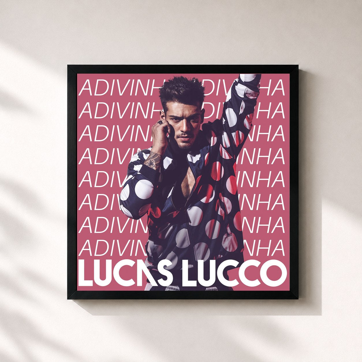 #noir Tableau carré de l'album Adivinha de Lucas Lucco, cadre noir 32x32 cm