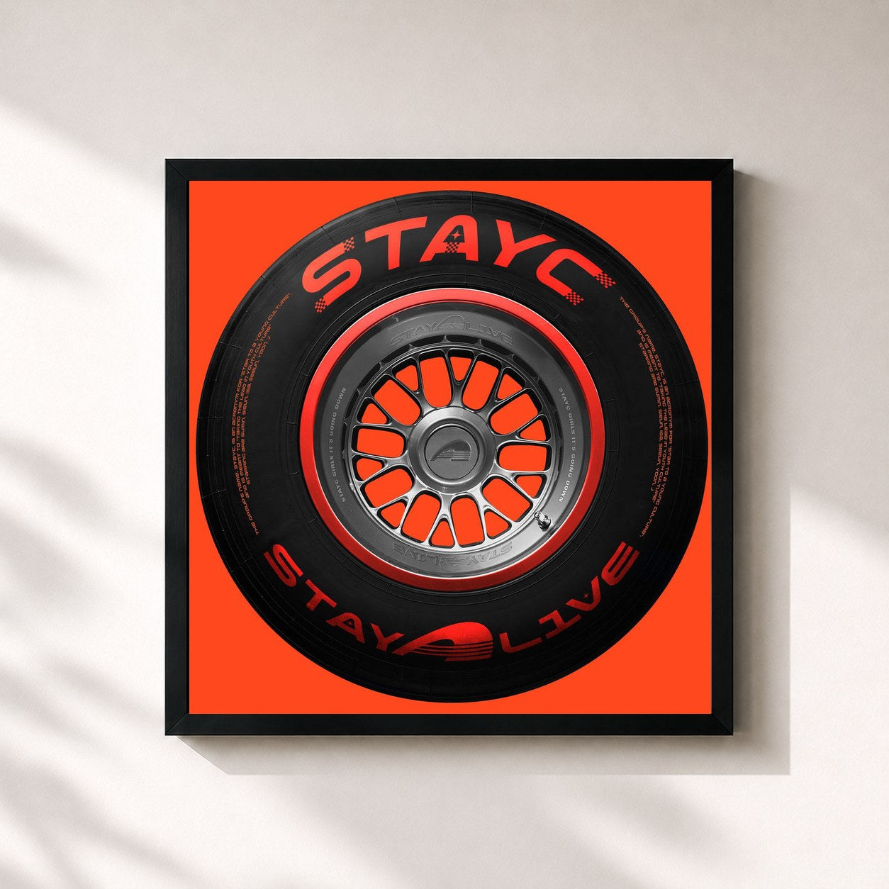 #noir Tableau carré de l'album STAY ALIVE de STAYC, cadre noir 32x32 cm