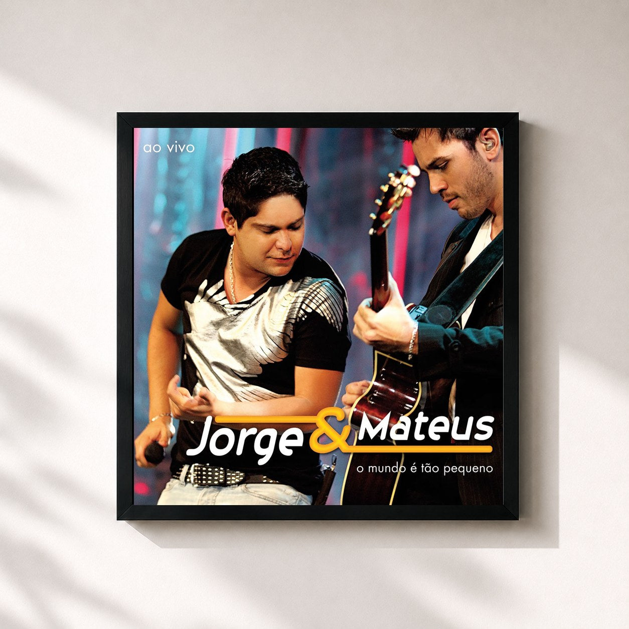 #noir Tableau carré de l'album O Mundo É Tão Pequeno de Jorge & Mateus, cadre noir 32x32 cm
