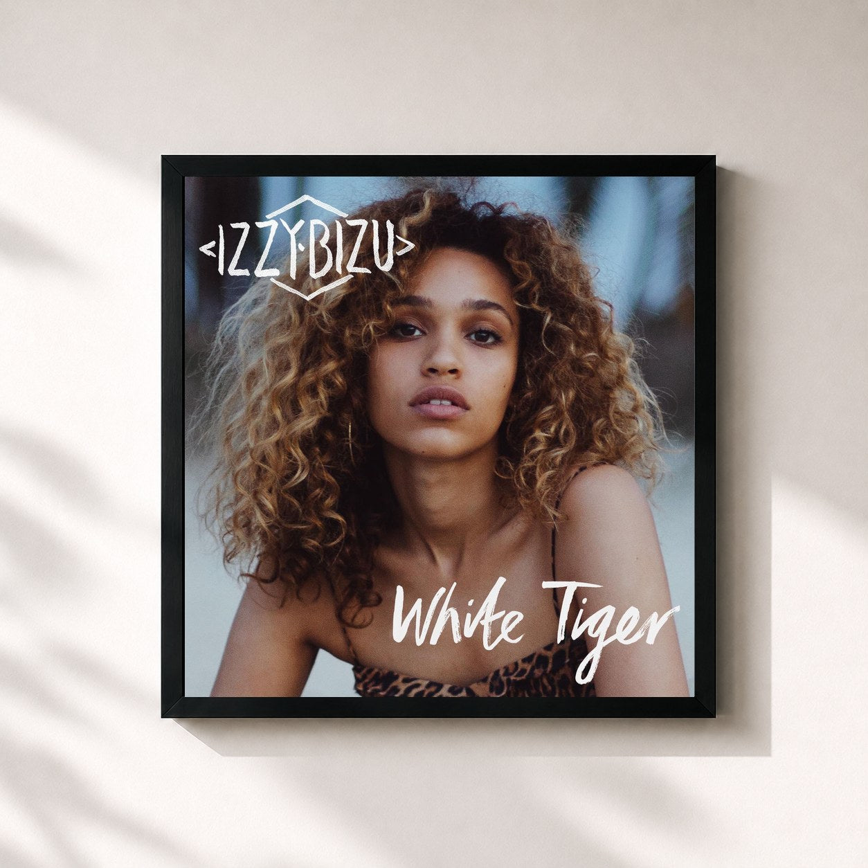 #noir Tableau carré de l'album White Tiger (Remixes) de Izzy Bizu, cadre noir 32x32 cm