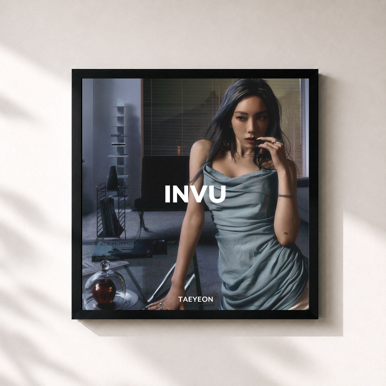 #noir Tableau carré de l'album INVU - The 3rd Album de TAEYEON, cadre noir 32x32 cm