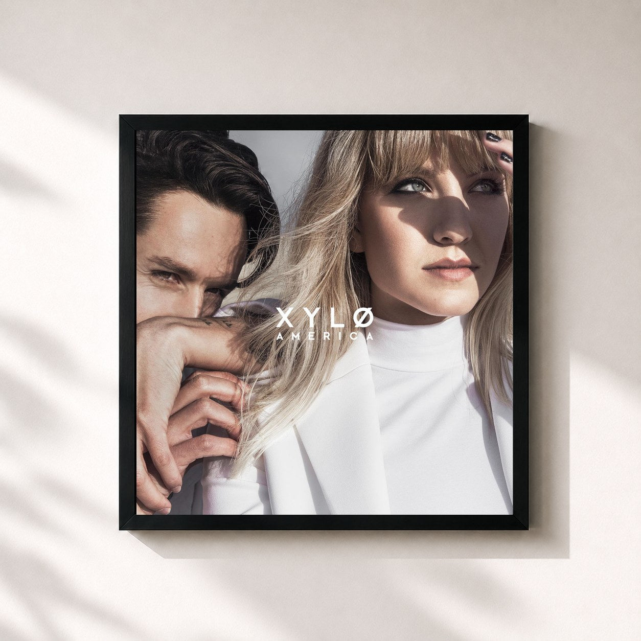 #noir Tableau carré de l'album America EP de XYLØ, cadre noir 32x32 cm