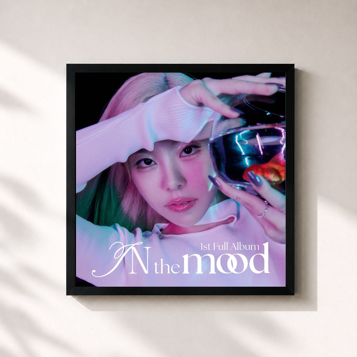 #noir Tableau carré de l'album IN the mood de Whee In, cadre noir 32x32 cm