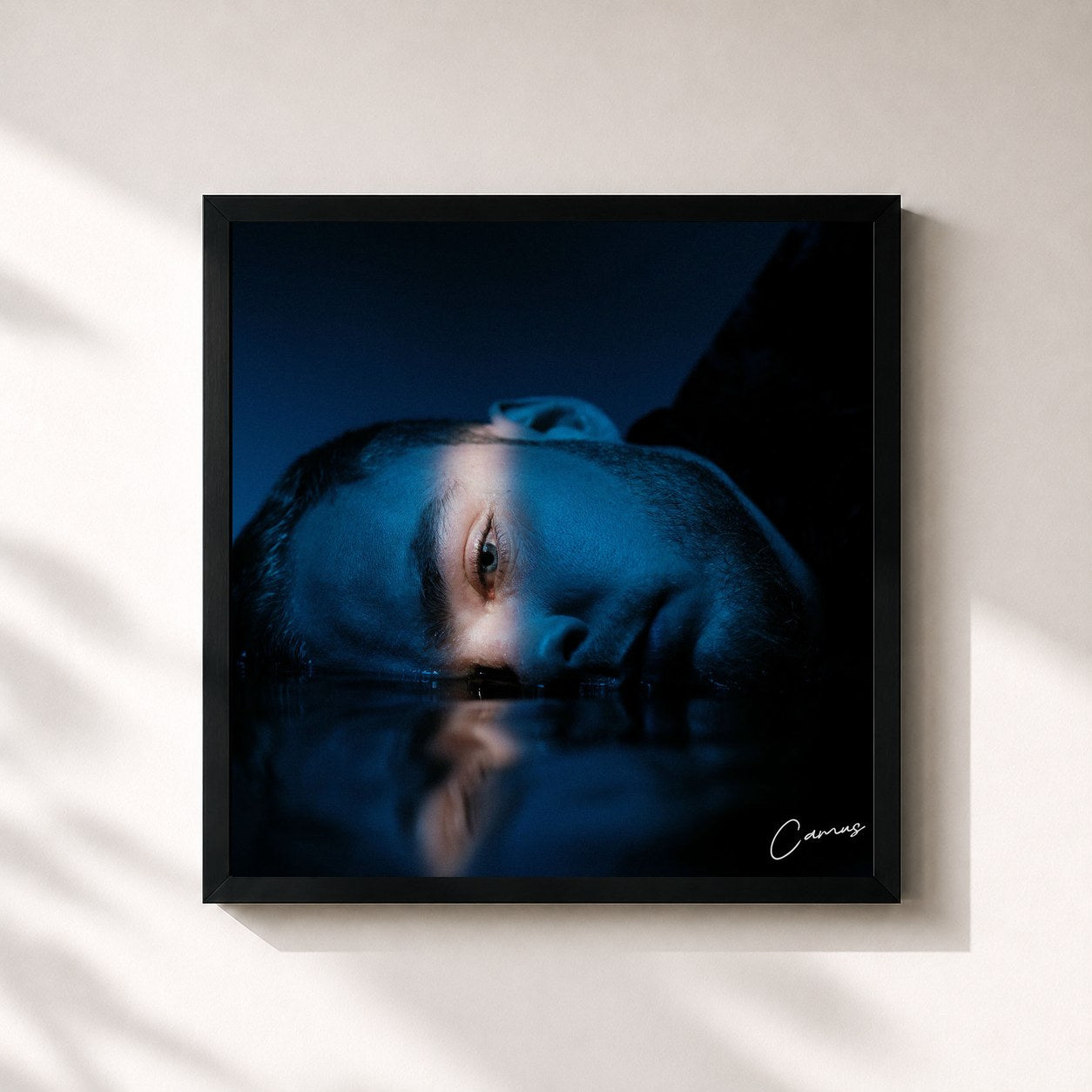 #noir Tableau carré de l'album Camus de Rémy, cadre noir 32x32 cm