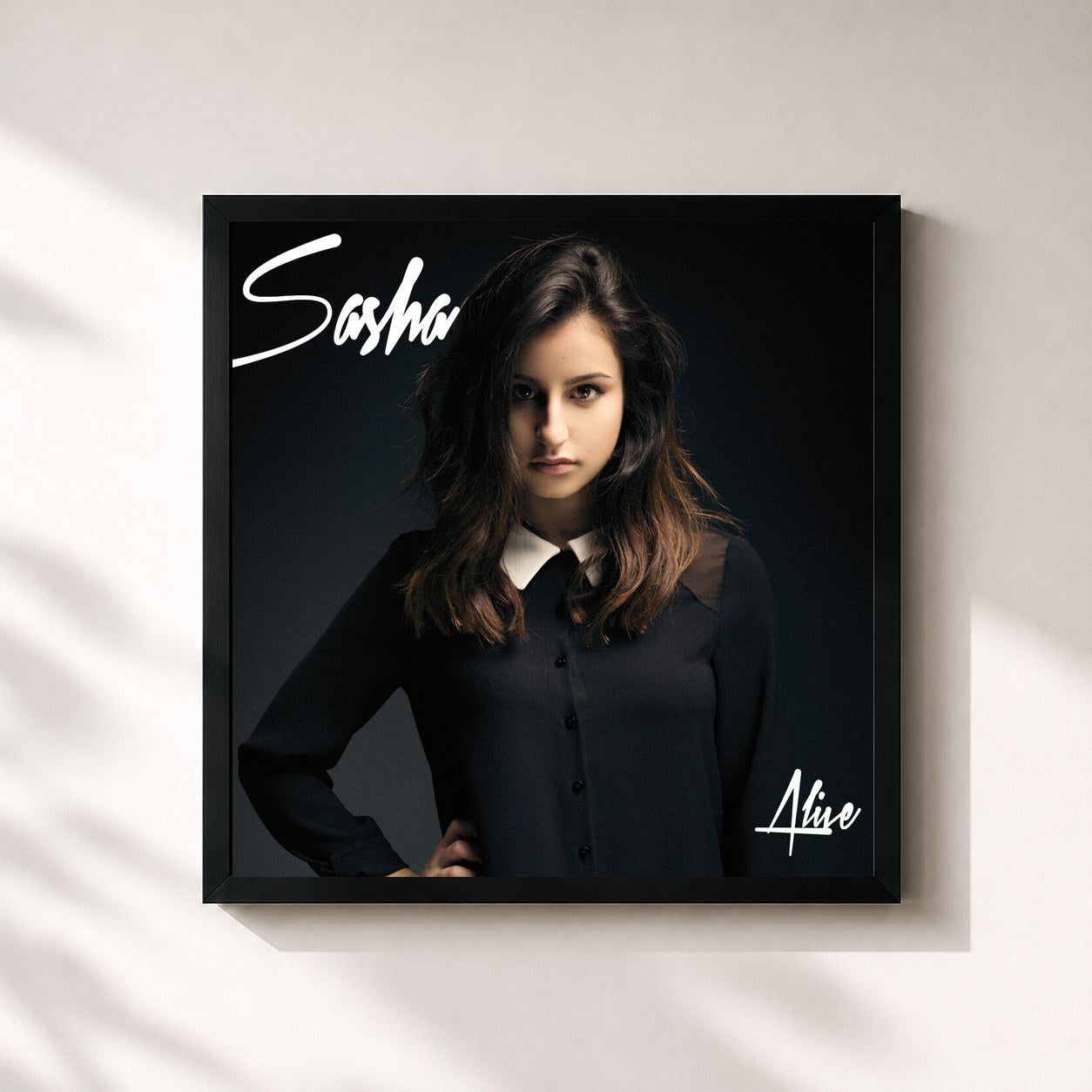 #noir Tableau carré de l'album Alive de Sasha, cadre noir 32x32 cm