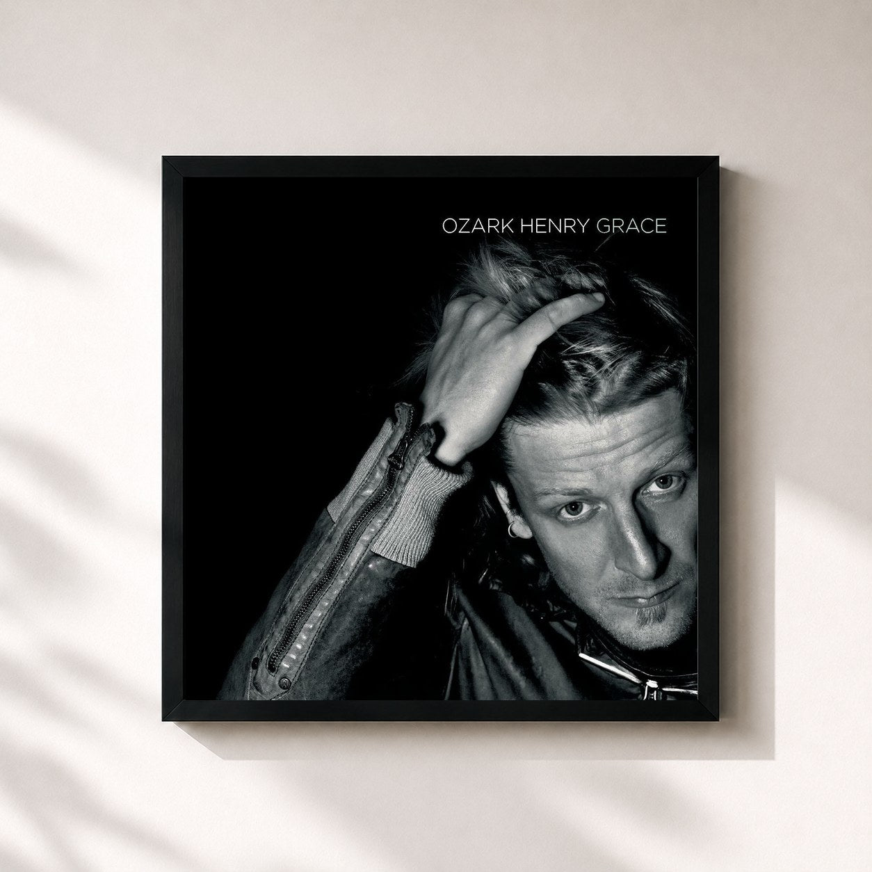 #noir Tableau carré de l'album Grace de Ozark Henry, cadre noir 32x32 cm