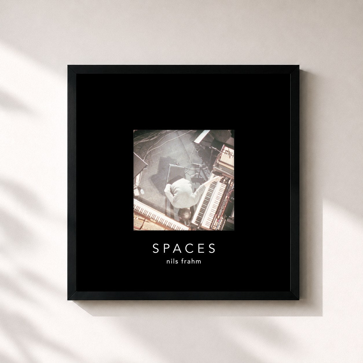 #noir Tableau carré de l'album Spaces (Special Edition) de Nils Frahm, cadre noir 32x32 cm