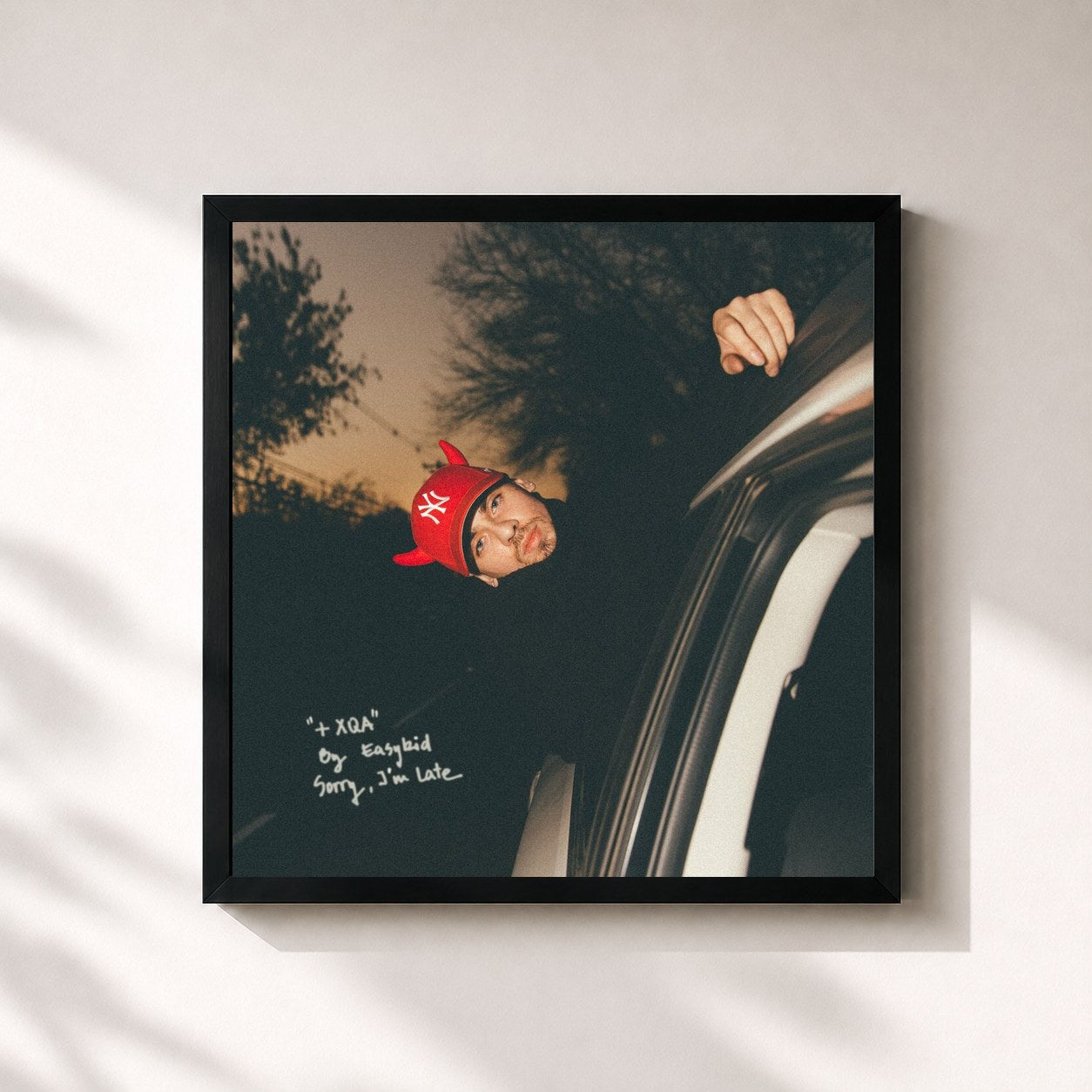 #noir Tableau carré de l'album +Xqa de Easykid, cadre noir 32x32 cm