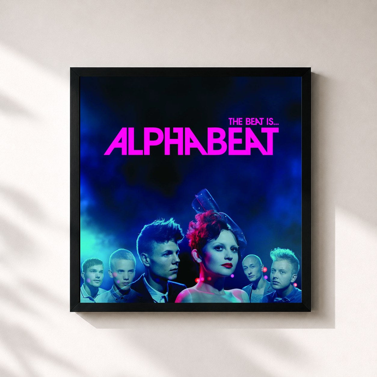 #noir Tableau carré de l'album The Beat Is... de Alphabeat, cadre noir 32x32 cm