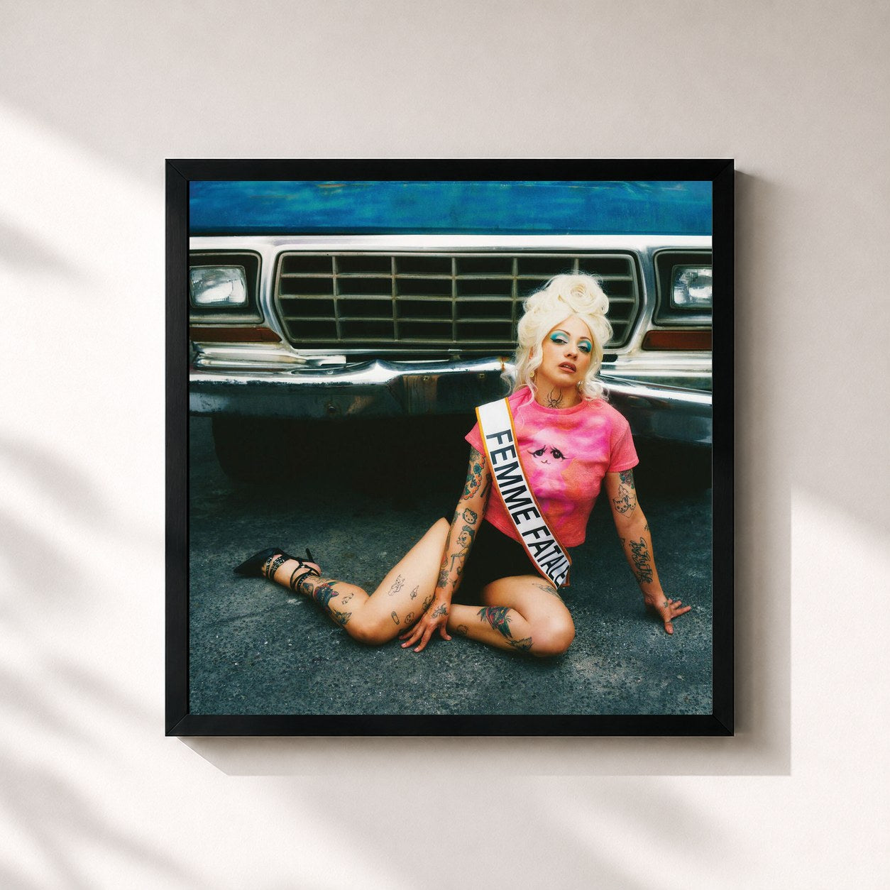 #noir Tableau carré de l'album FEMME FATALE de Mon Laferte, cadre noir 32x32 cm