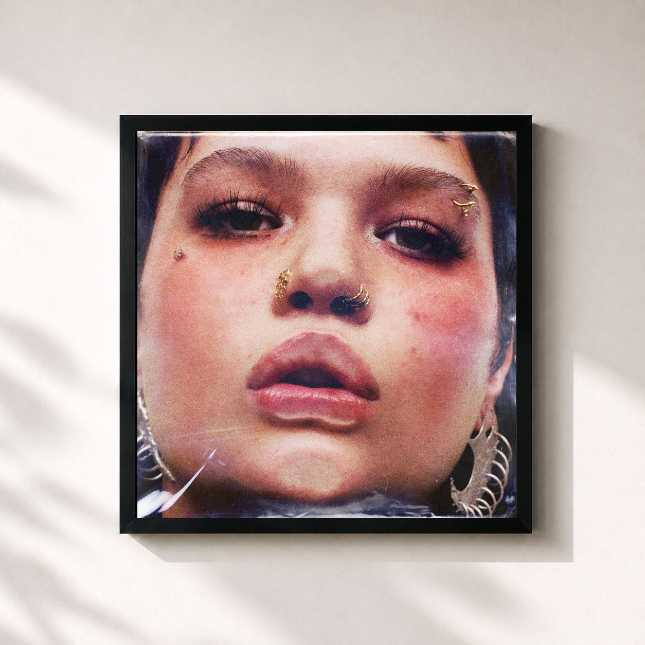 #noir Tableau carré de l'album Messy EP de Lola Young, cadre noir 32x32 cm