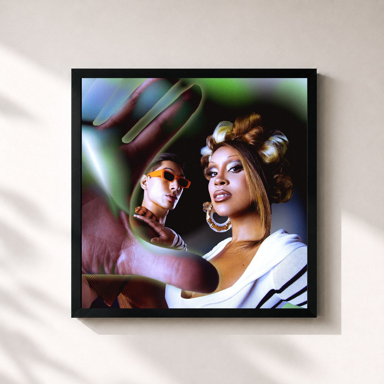 #noir Tableau carré de l'album House of LION BABE de LION BABE, cadre noir 32x32 cm