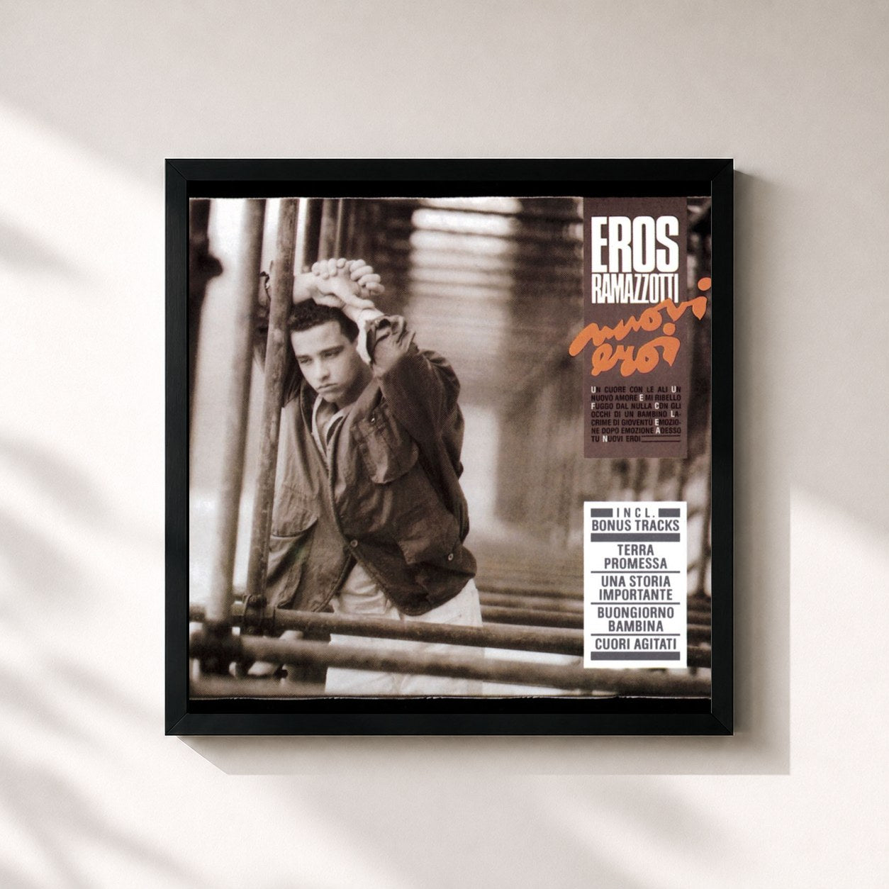 #noir Tableau carré de l'album Nuovi Eroi de Eros Ramazzotti, cadre noir 32x32 cm