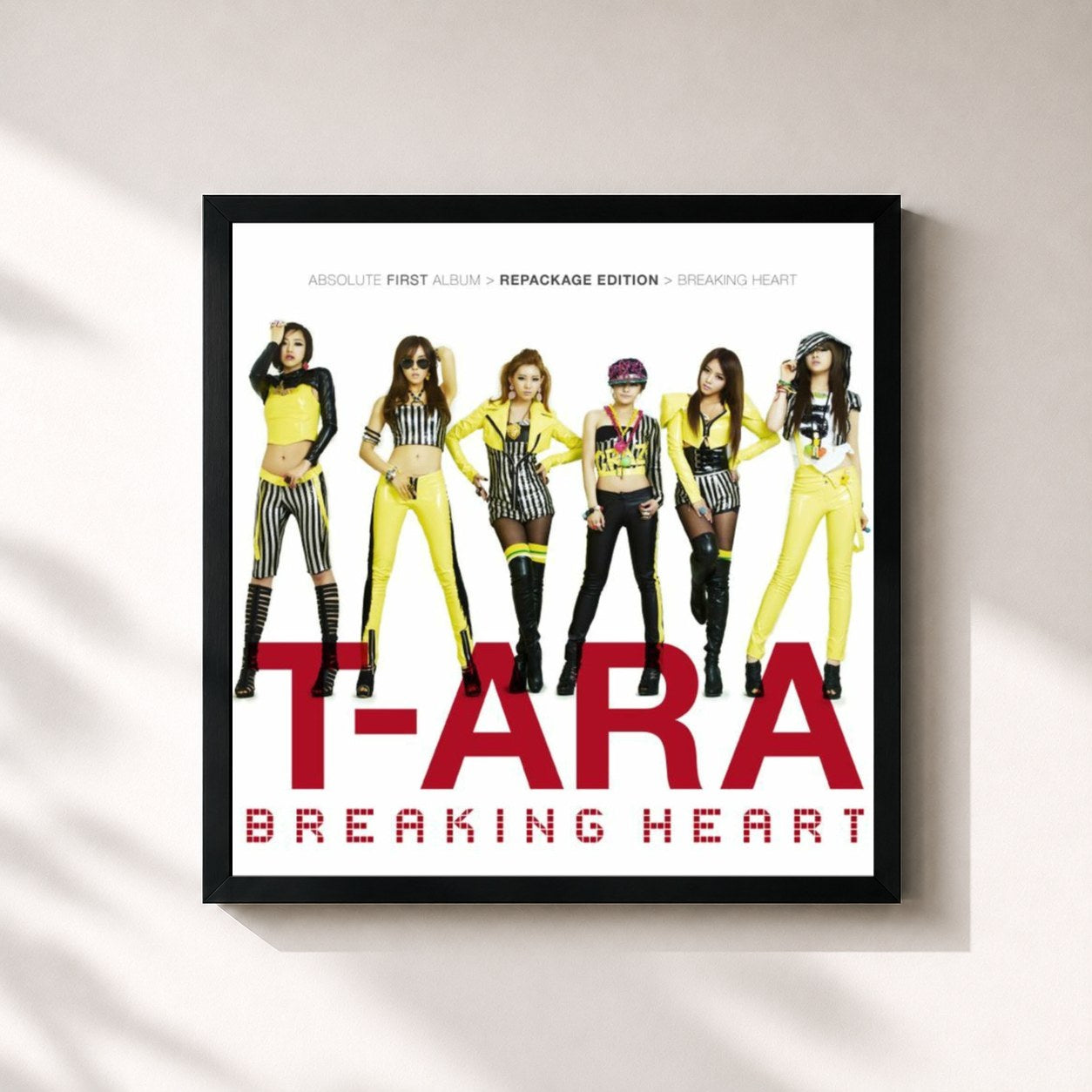 #noir Tableau carré de l'album Breaking Heart de T-ara, cadre noir 32x32 cm