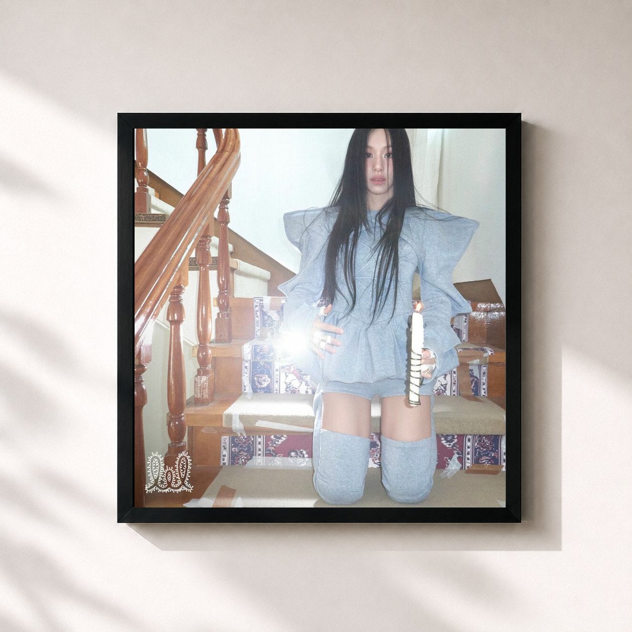 #noir Tableau carré de l'album LIL FANTASY vol.1 de Chaeyoung, cadre noir 32x32 cm