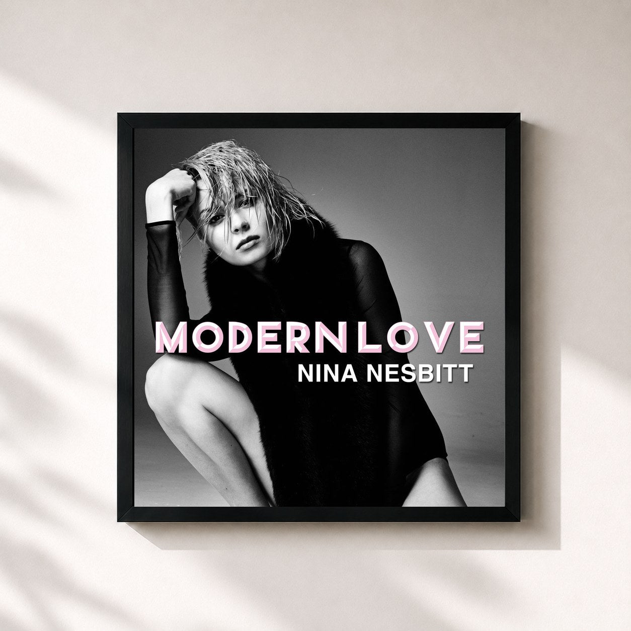 #noir Tableau carré de l'album Modern Love EP de Nina Nesbitt, cadre noir 32x32 cm