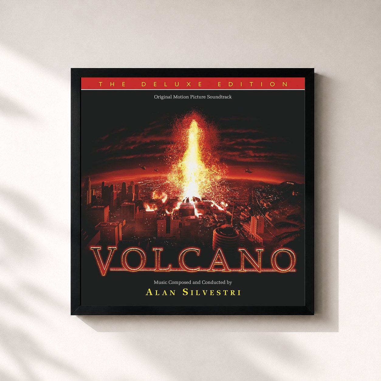 #noir Tableau carré de l'album Volcano (Original Motion Picture Soundtrack / Deluxe Edition) de Alan Silvestri, cadre noir 32x32 cm