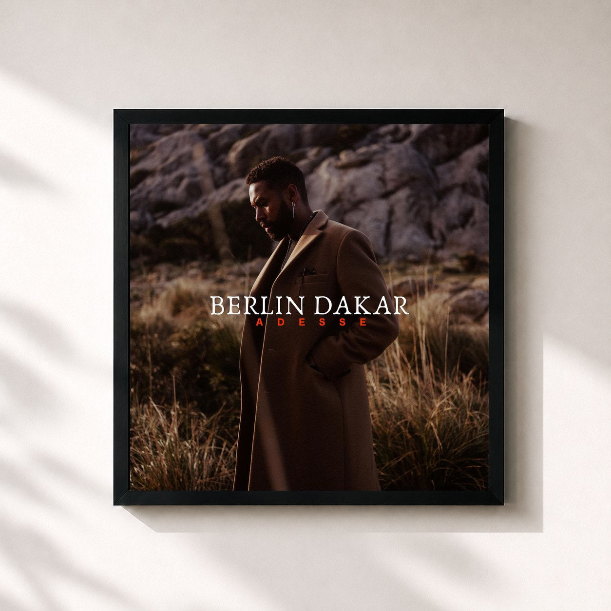 #noir Tableau carré de l'album Berlin Dakar de Adesse, cadre noir 32x32 cm