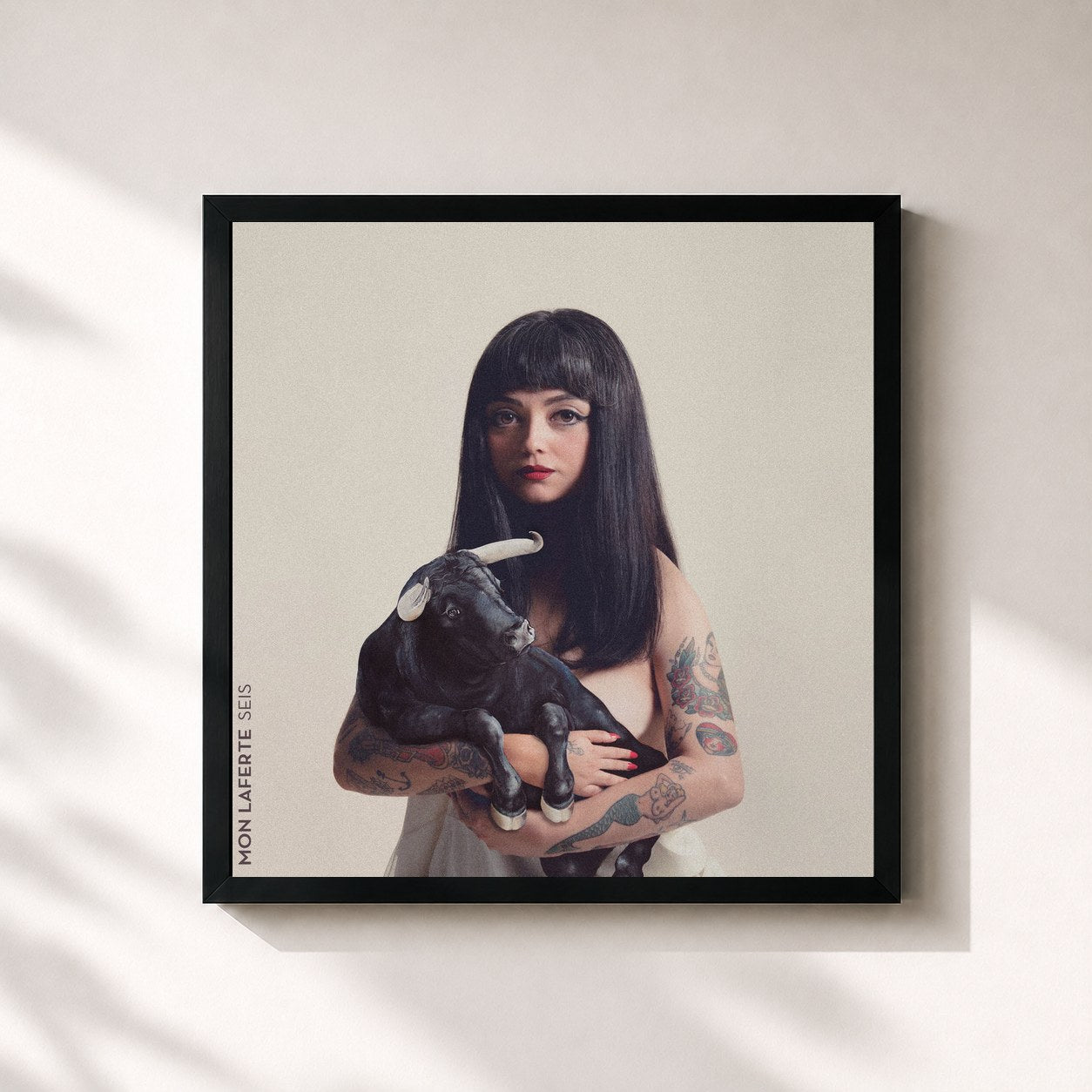 #noir Tableau carré de l'album SEIS de Mon Laferte, cadre noir 32x32 cm