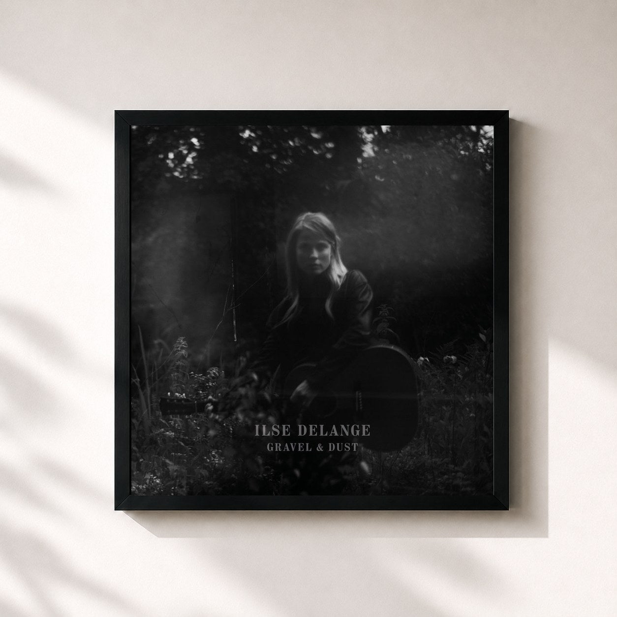 #noir Tableau carré de l'album Gravel & Dust de Ilse DeLange, cadre noir 32x32 cm