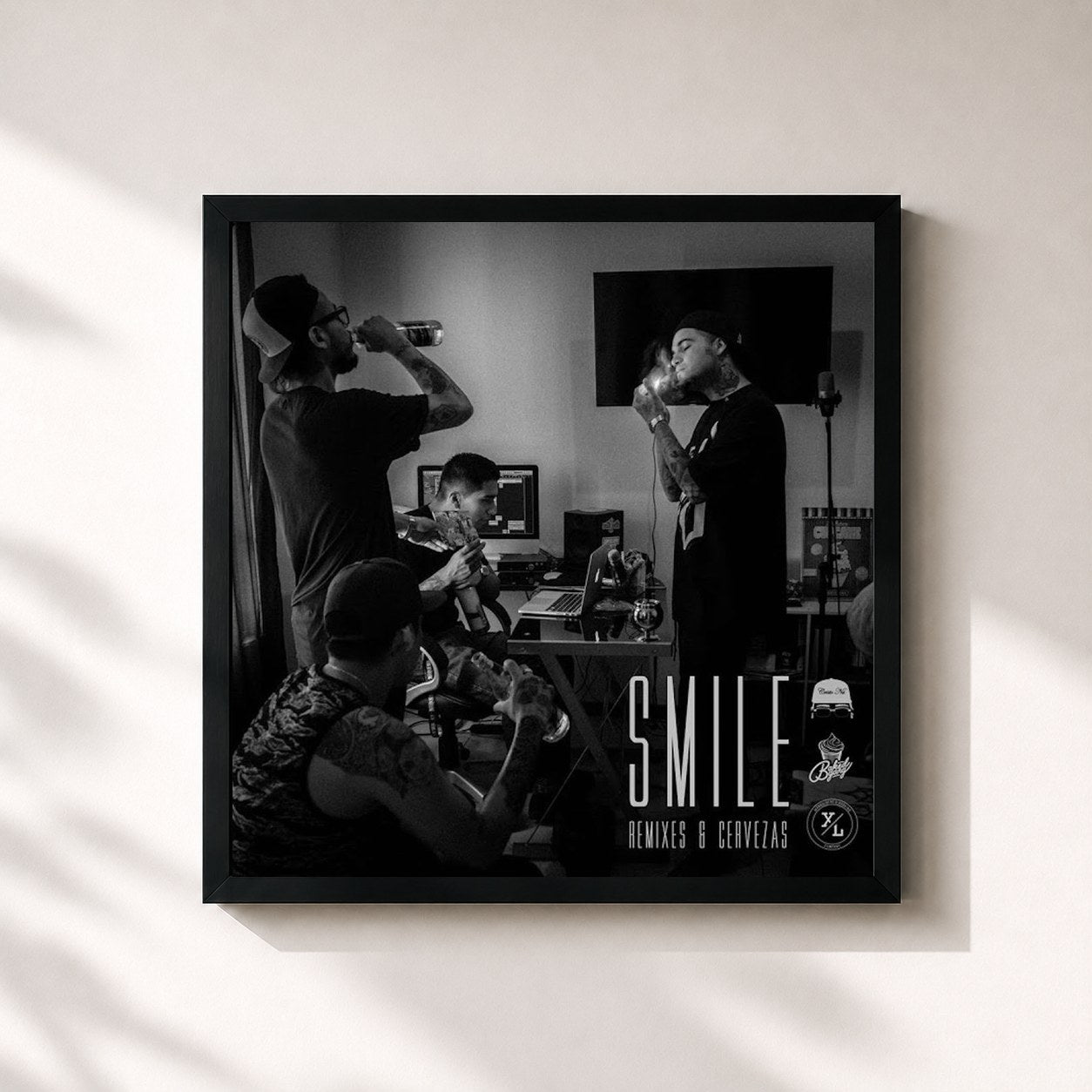 #noir Tableau carré de l'album Smile: Remixes y Cervezas de Charles Ans, cadre noir 32x32 cm