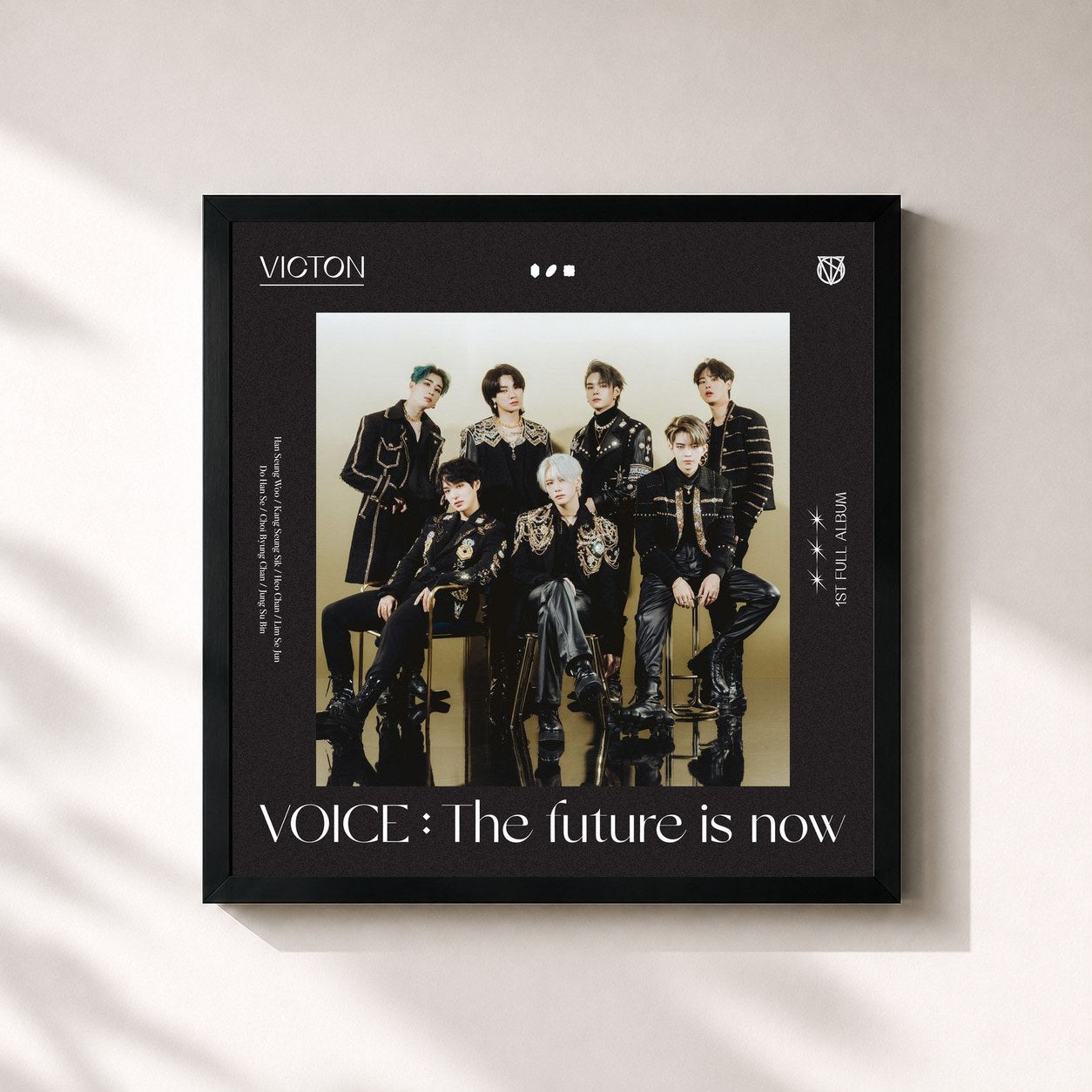 #noir Tableau carré de l'album VOICE : The future is now de VICTON, cadre noir 32x32 cm