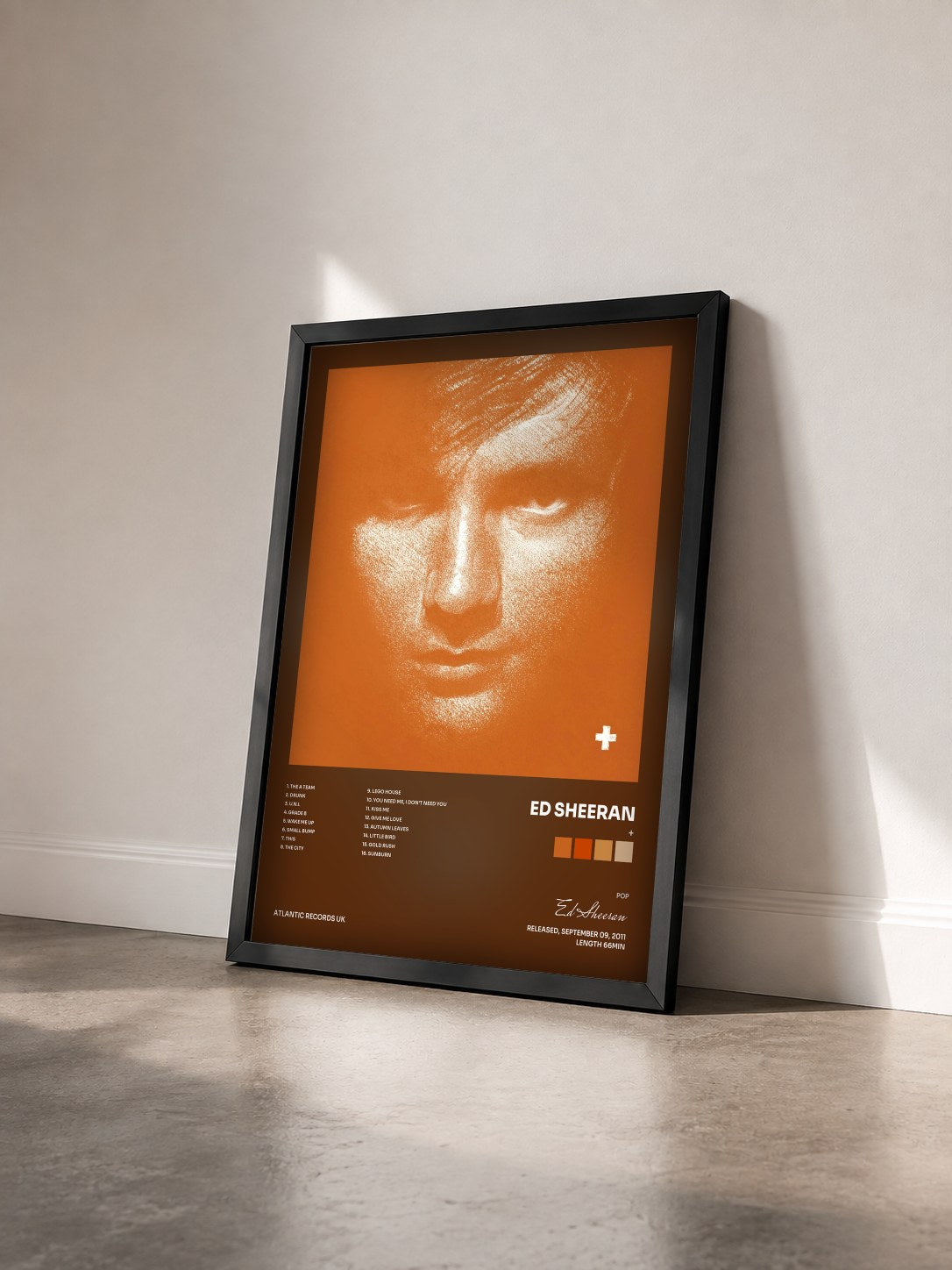 #noir + von Ed Sheeran als gerahmter Kunstdruck von schräg gesehen, schwarzer Rahmen