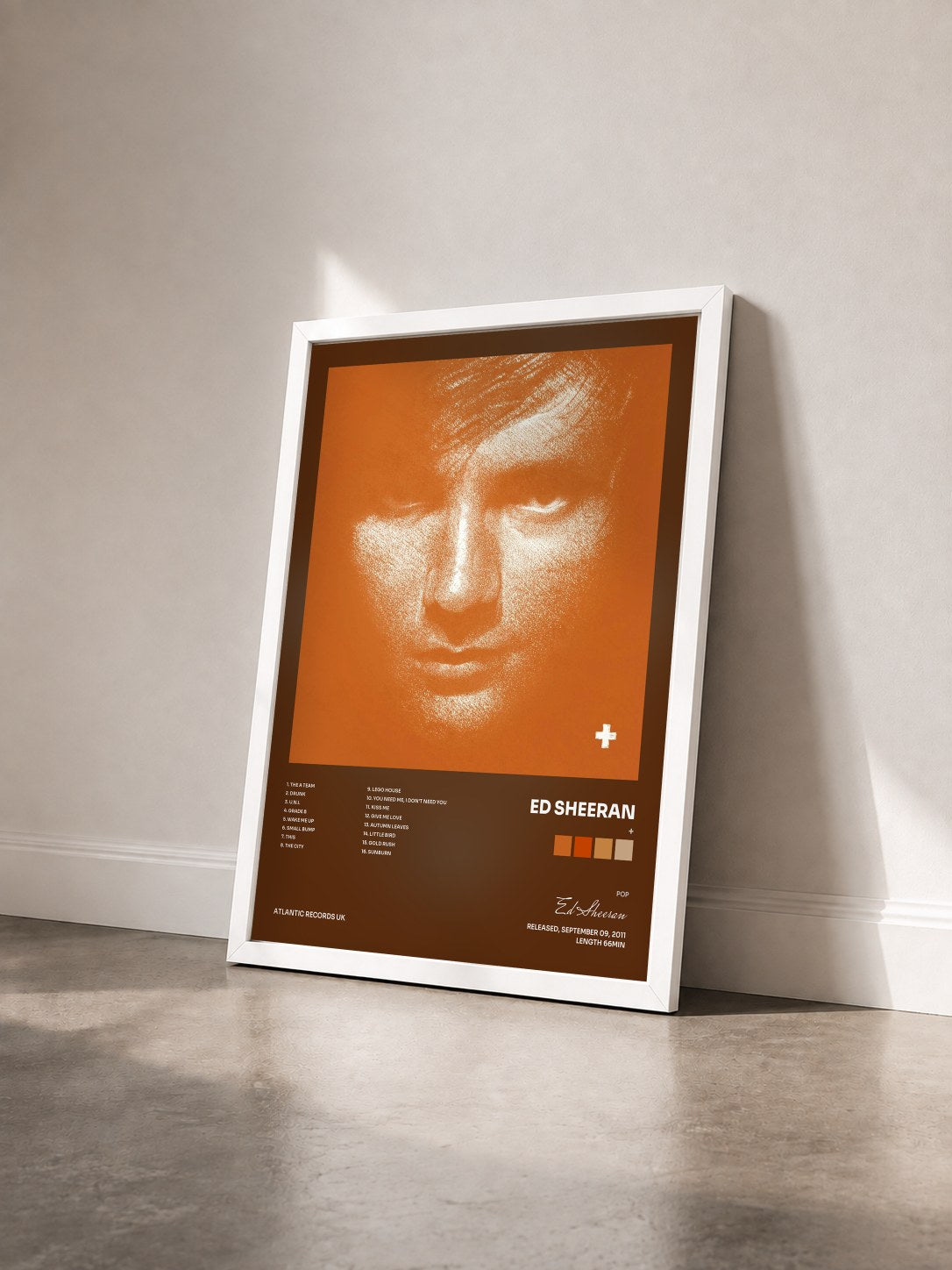 #blanc + von Ed Sheeran als gerahmter Kunstdruck von schräg gesehen, weißer Rahmen