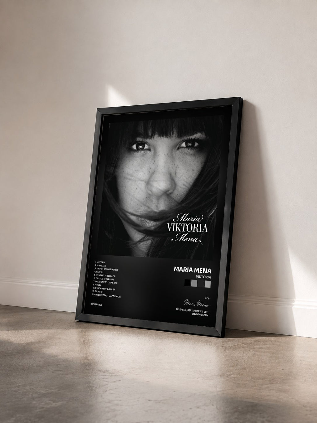 #noir Tableau de l'album Viktoria de Maria Mena vu de trois quarts, cadre noir
