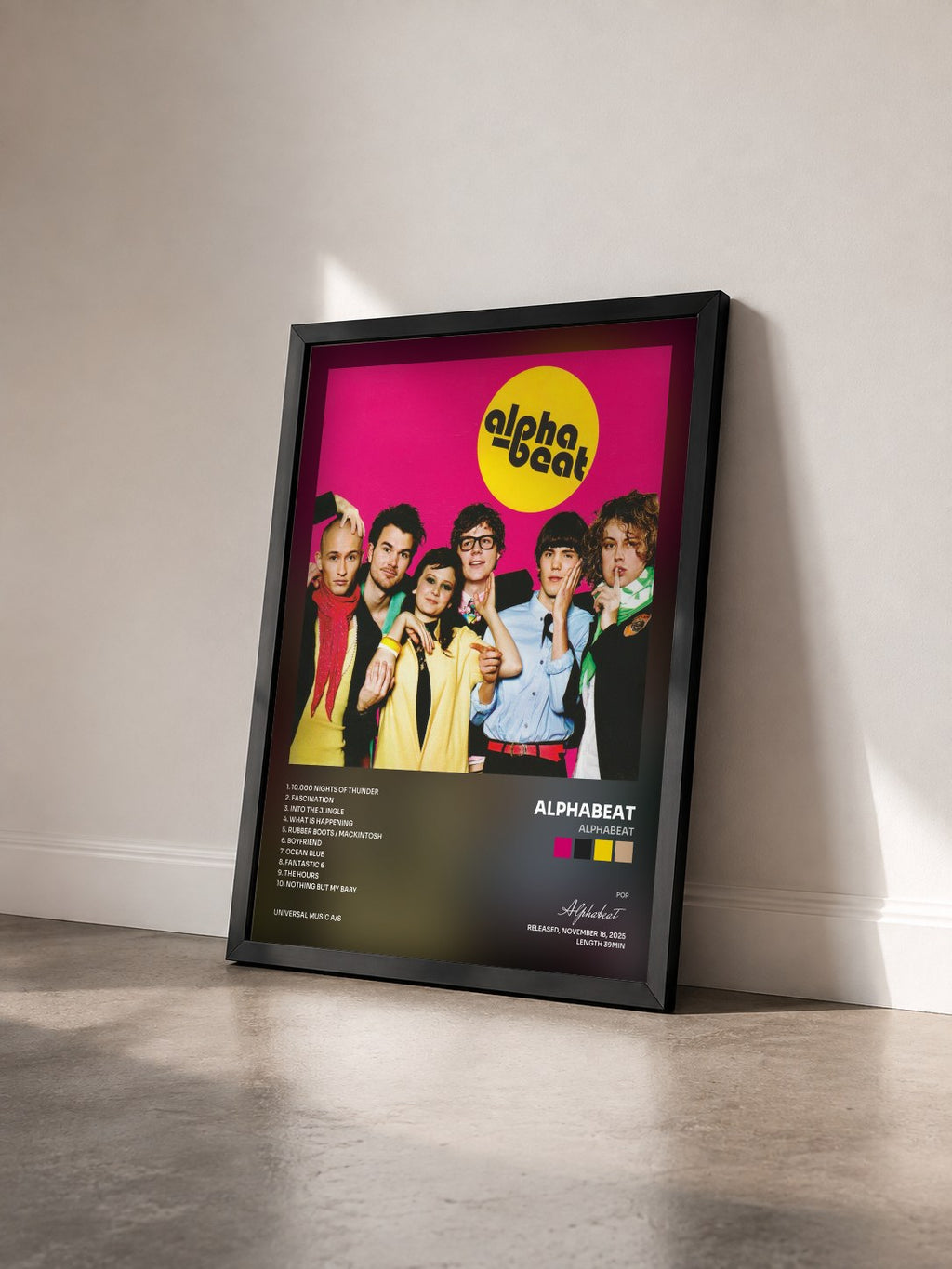 #noir Tableau de l'album Alphabeat de Alphabeat vu de trois quarts, cadre noir