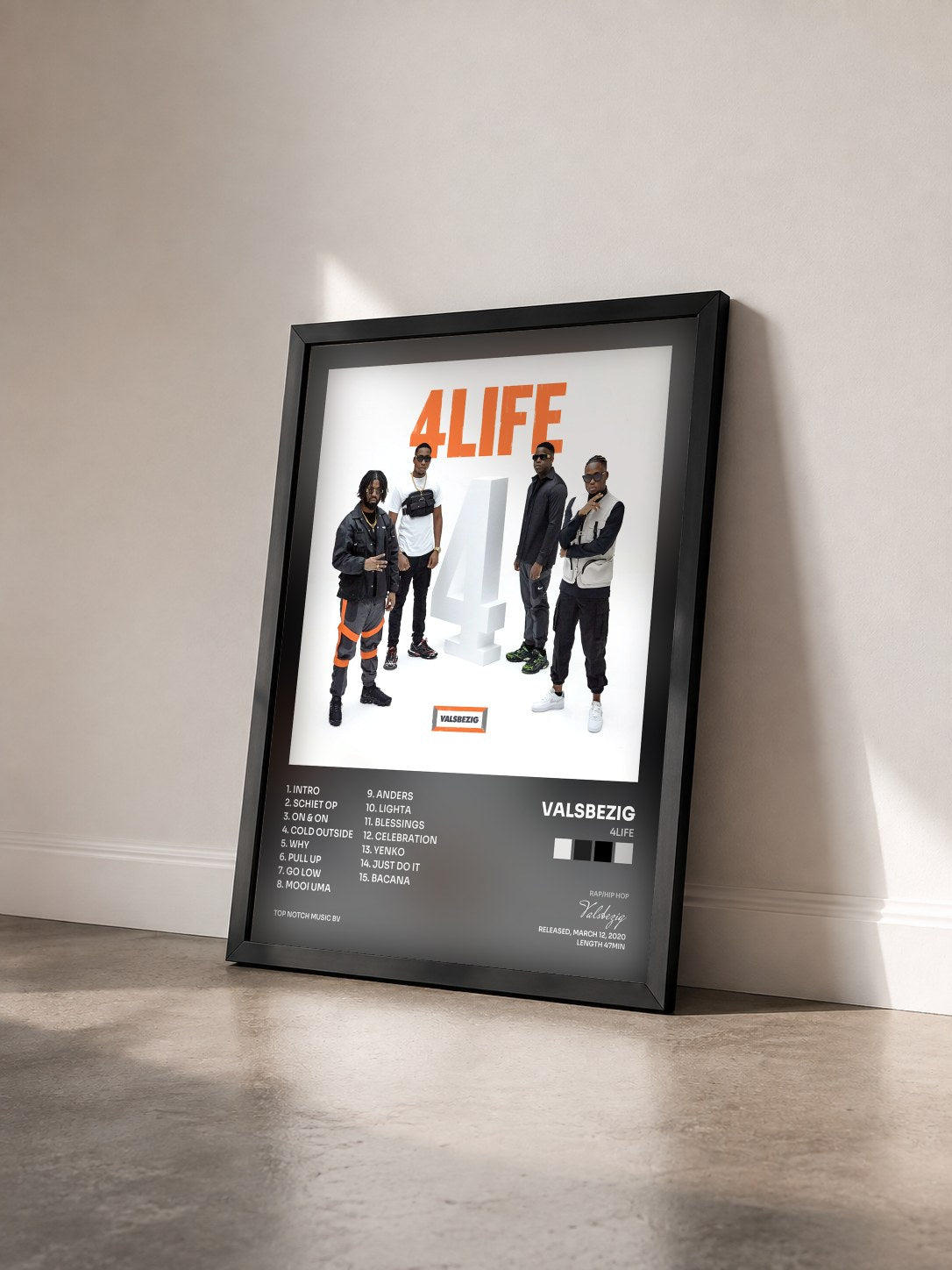 #noir Tableau de l'album 4LIFE de Valsbezig vu de trois quarts, cadre noir