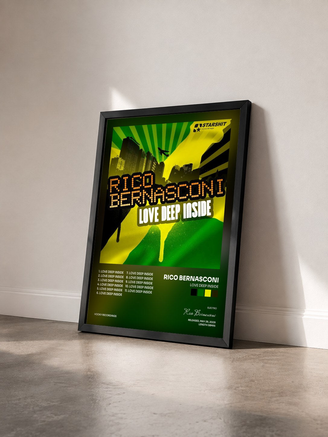 #noir Tableau de l'album Love Deep Inside de Rico Bernasconi vu de trois quarts, cadre noir