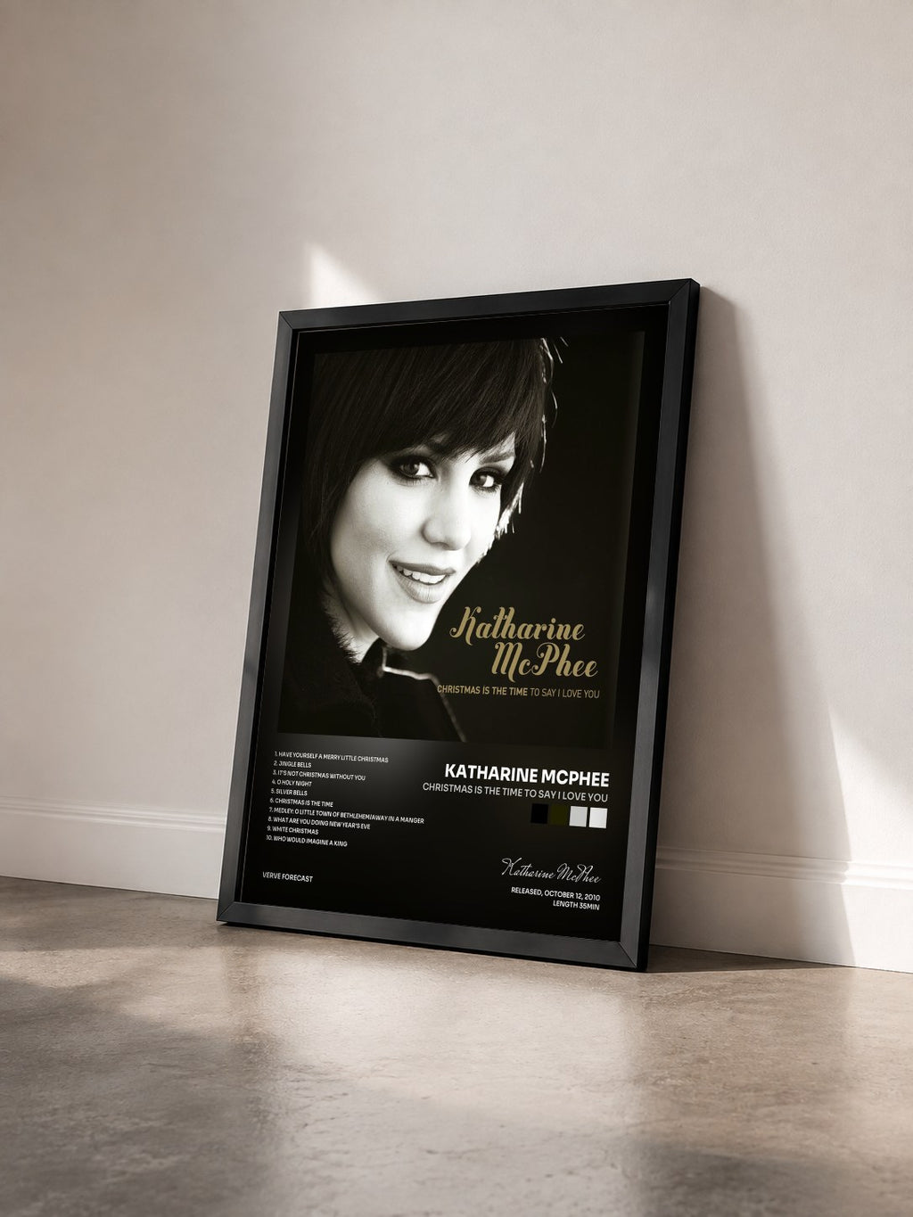 #noir Tableau de l'album Christmas Is The Time To Say I Love You de Katharine McPhee vu de trois quarts, cadre noir
