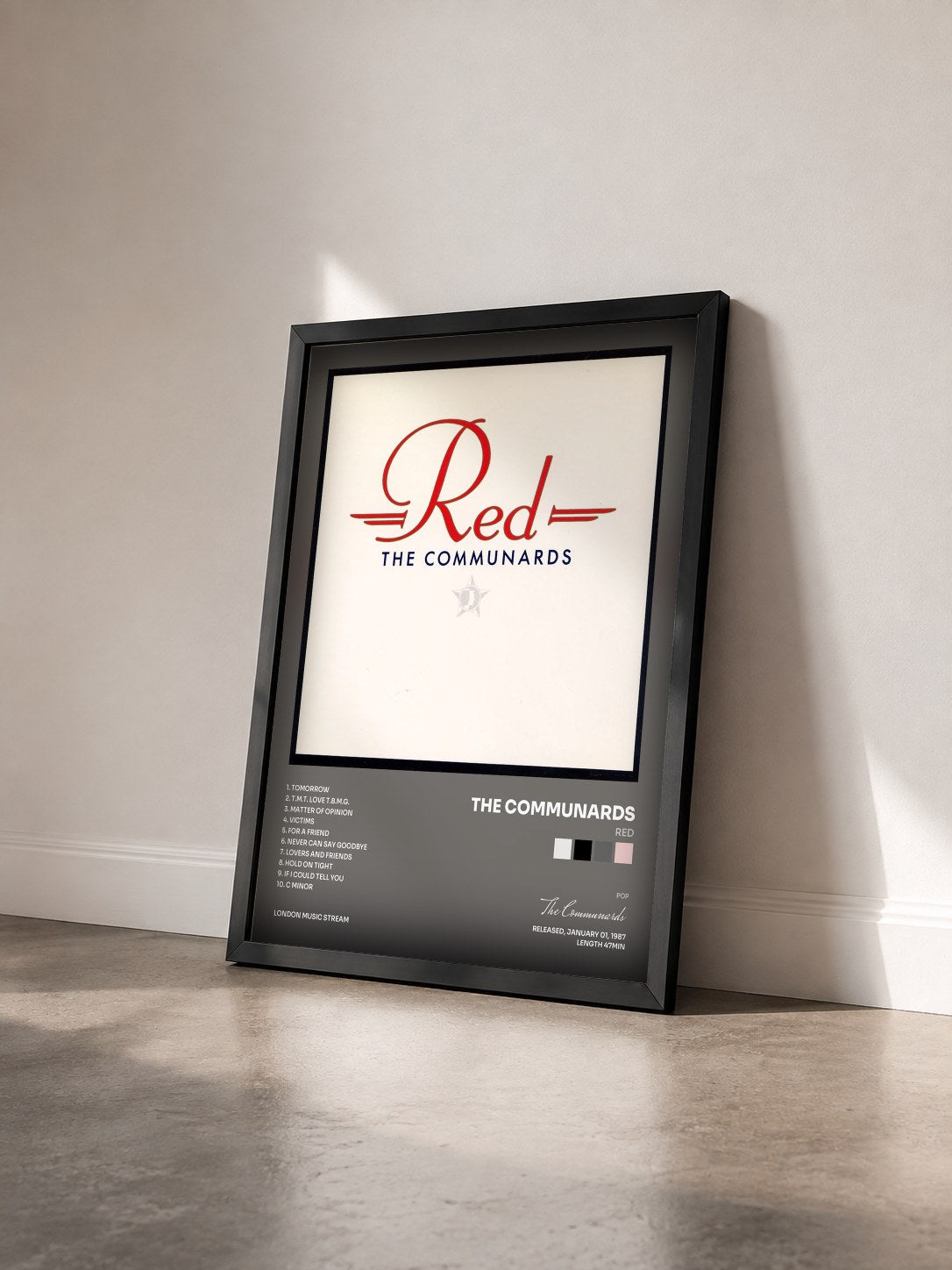 #noir Tableau de l'album Red de The Communards vu de trois quarts, cadre noir