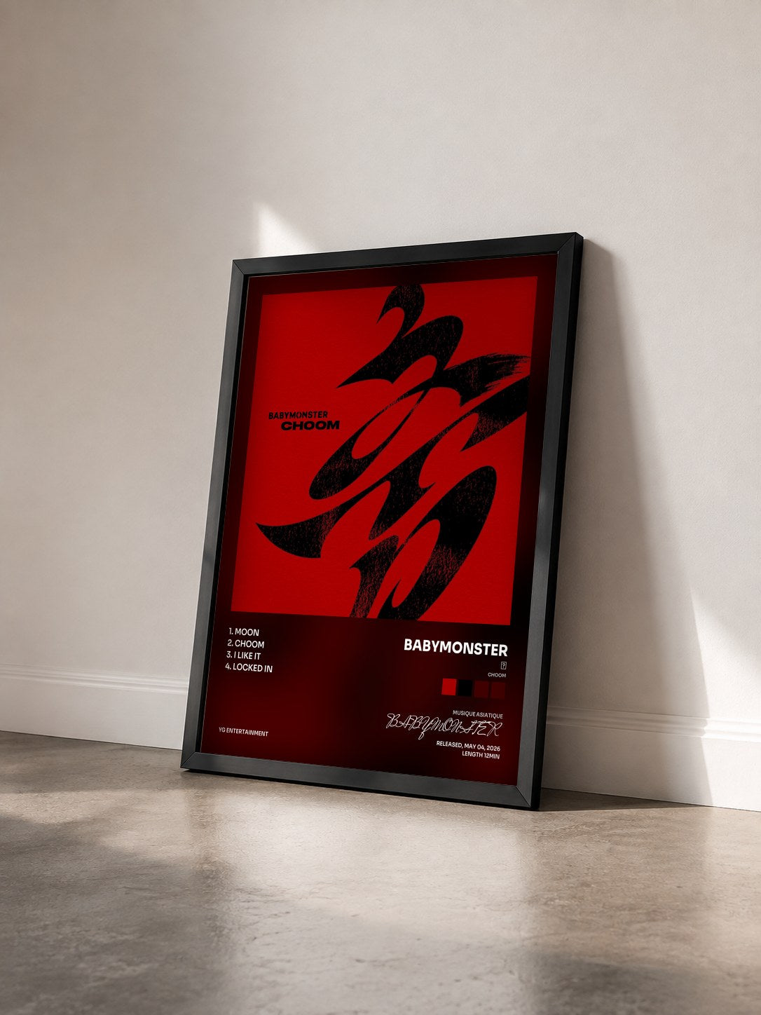 #noir Tableau de l'album 춤 (CHOOM) de BABYMONSTER vu de trois quarts, cadre noir