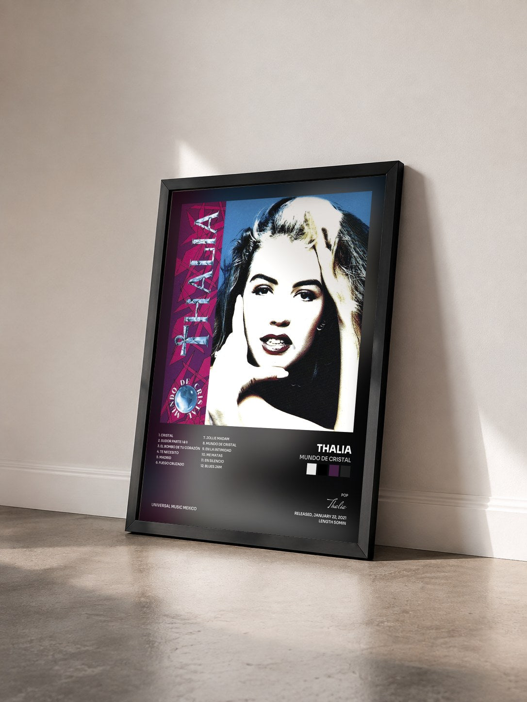#noir Tableau de l'album Mundo De Cristal de Thalia vu de trois quarts, cadre noir