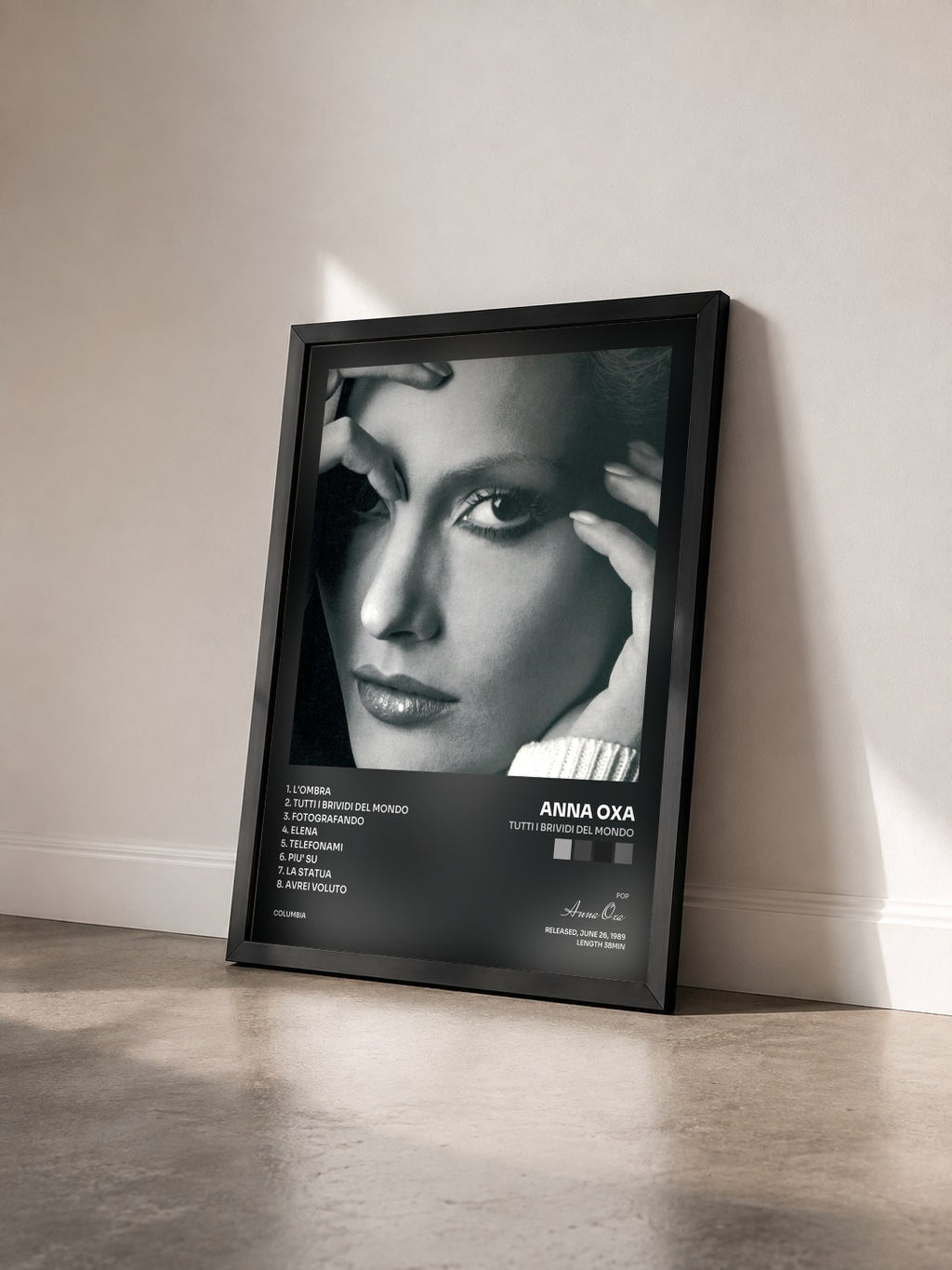 #noir Tableau de l'album Tutti i brividi del mondo de Anna Oxa vu de trois quarts, cadre noir